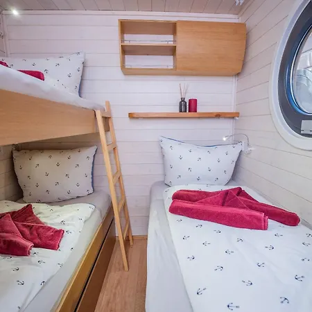 Ботель Charmantes Hausboot Brino Woma D13 Фюрстенберг