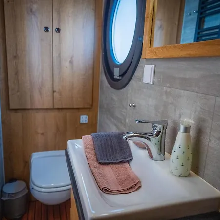 Charmantes Hausboot Brino Woma D13 Πλωτό κατάλυμα