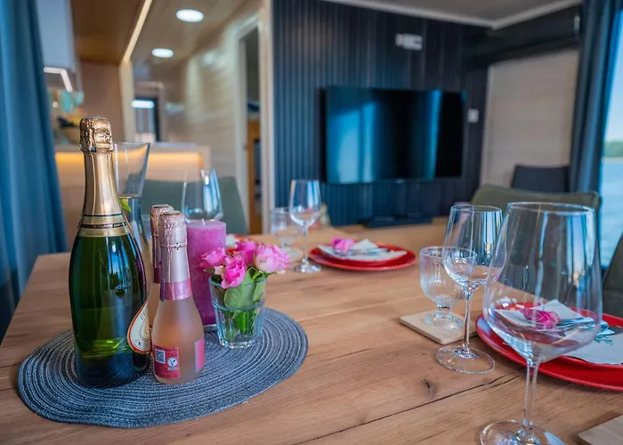 Båthotell Charmantes Hausboot Brino Woma D13