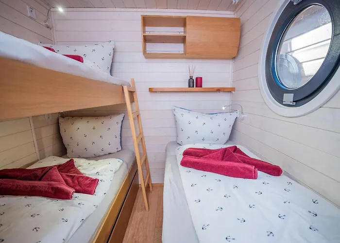 Charmantes Hausboot Brino Woma D13 * Fürstenberg-Havel